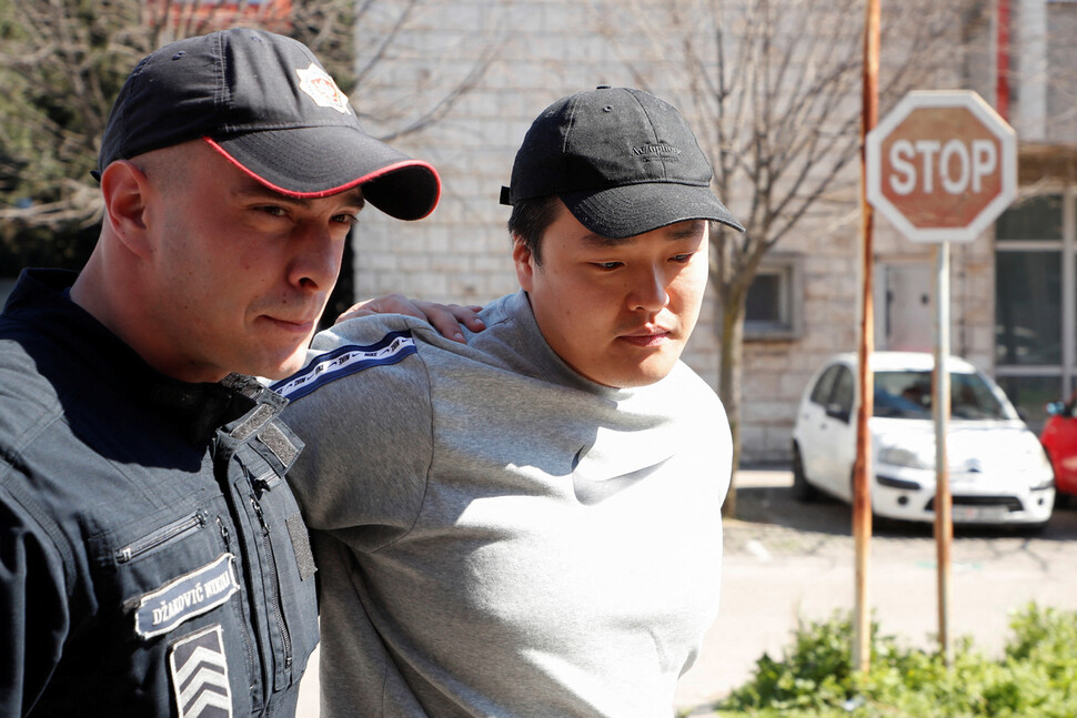 24일 몬테네그로 수도 포드고리차에서 권도형 테라폼랩스 대표가 법정으로 향하고 있다.